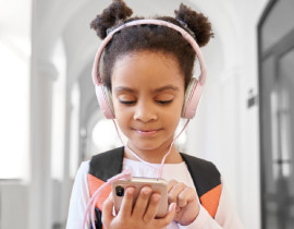 “Nem no recreio”: pesquisadores da educação criticam celular na escola